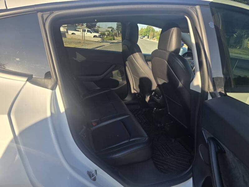 2022 Tesla Model Y Long Range — photo 4
