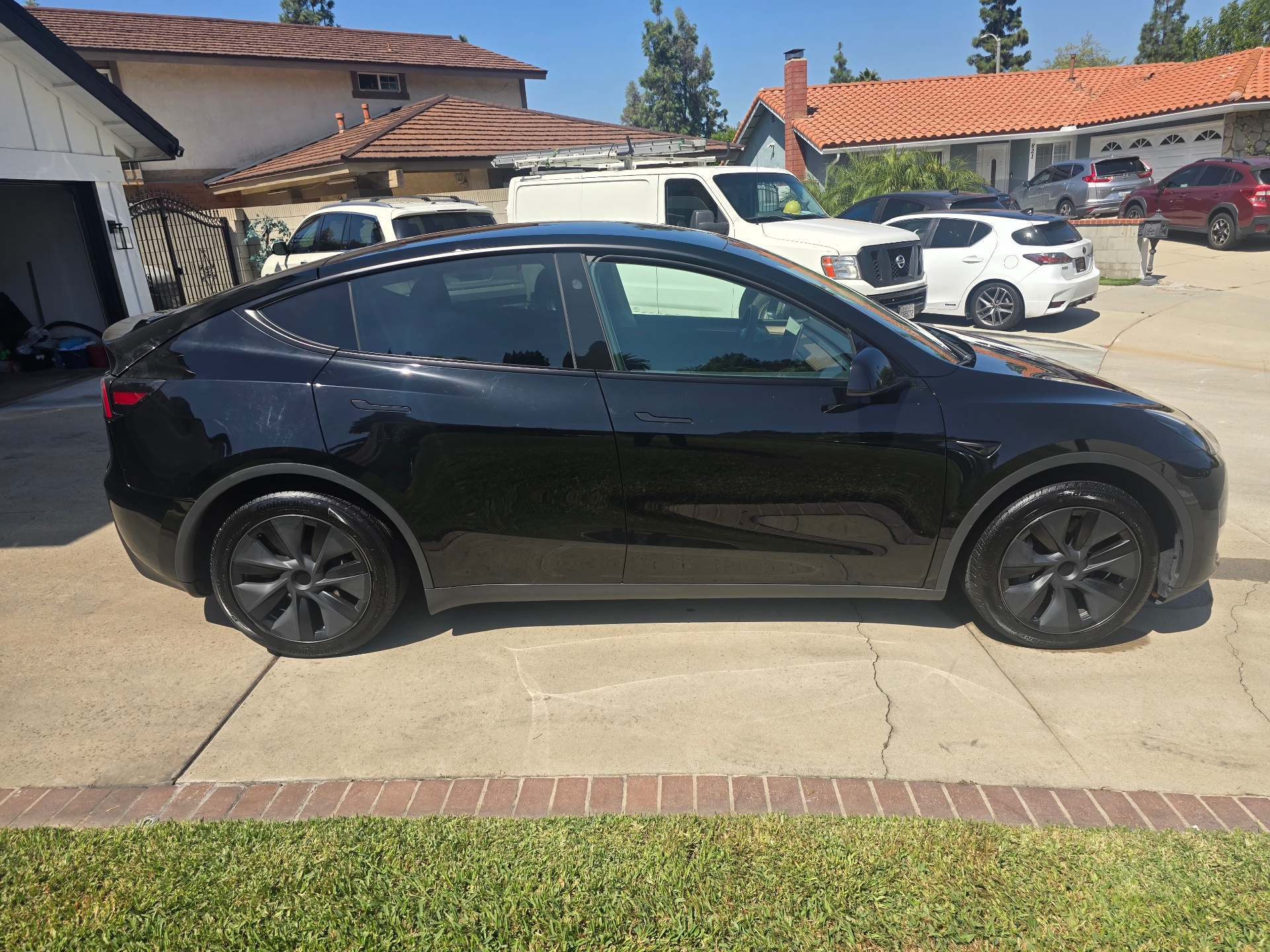 2024 Tesla Model Y Long Range — photo 3