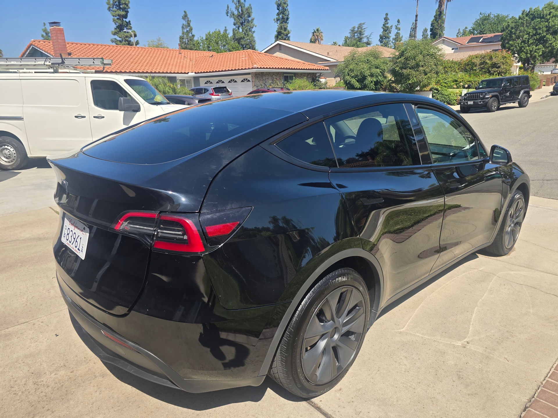 2024 Tesla Model Y Long Range — photo 4