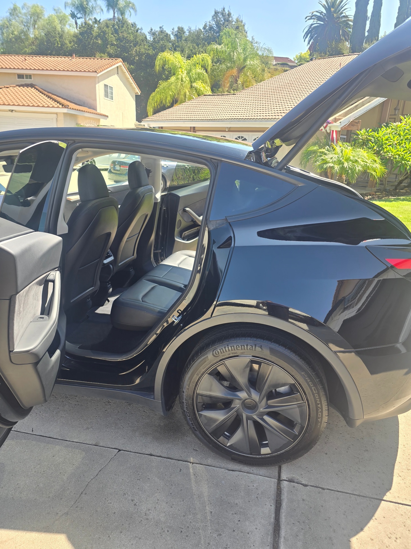 2024 Tesla Model Y Long Range — photo 15